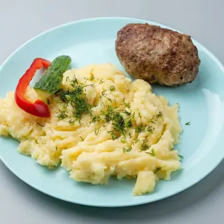 Kotlet mielony z ziemniakami
