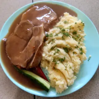 Pieczeń w sosie z ziemniakami