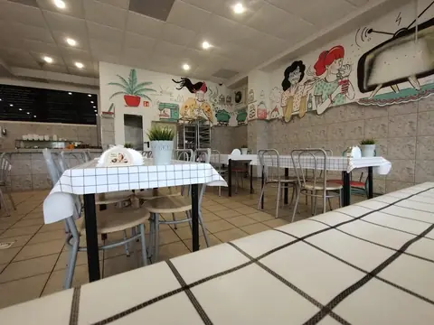 Sala z muralami, stoliki w kratkę
